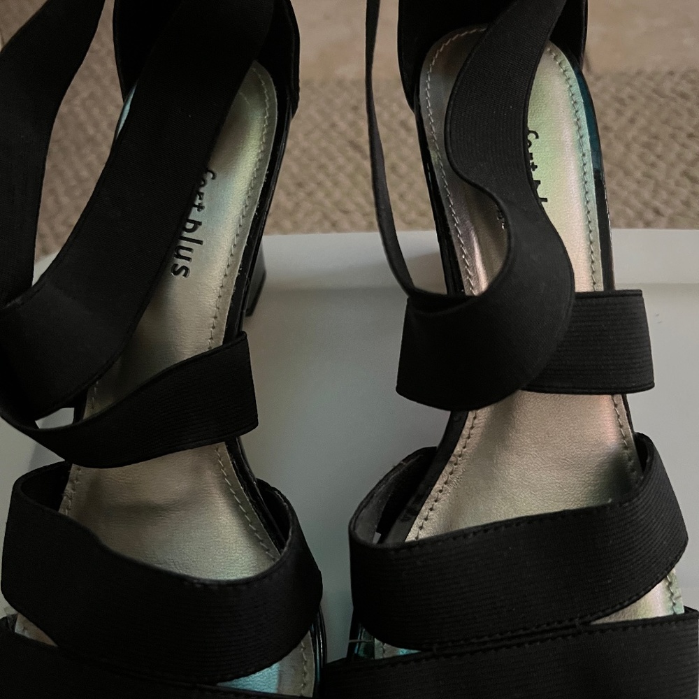 Size 10 stretchy strap sandal